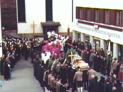 Datei-Vorschaubild - Katholische-Frauenschaft_Einzug.11_1986.jpg