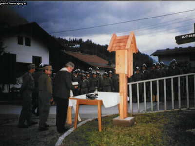 Datei-Vorschaubild - Bergbaumuseum_Bildsäule Sonnrainbrücke Segnung Commandeur-Piet_1988.jpg