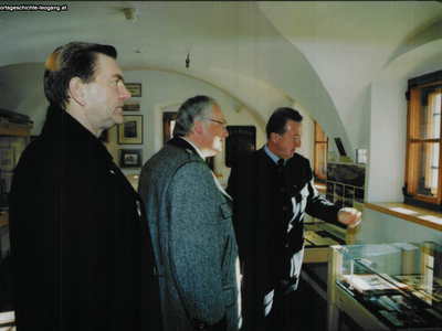 Datei-Vorschaubild - Gemeindeamt_Bergbaumuseum Grießner-Georg Mayrhofer-Hermann Schausberger-Franz.1_1998.jpg