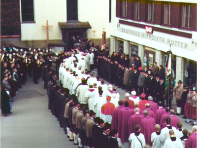 Datei-Vorschaubild - Katholische-Frauenschaft_Einzug.10_1986.jpg