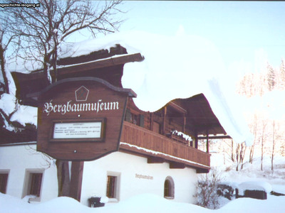 Datei-Vorschaubild - Bergbaumuseum_Giebelansicht Winter.9_2005.jpg