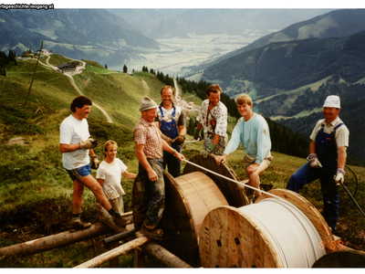 Datei-Vorschaubild - Bergbahn_Kabeltrommeln Mannschaft_1989.jpg