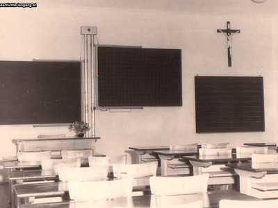 Datei-Vorschaubild - Schulchronik_Schuleröffnung Klassenzimmer_1958.jpg