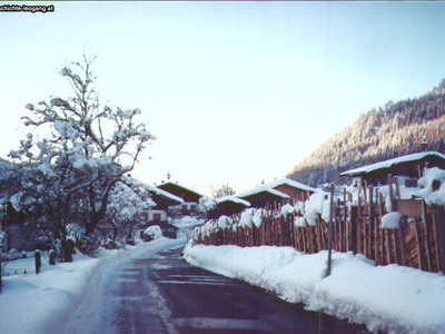 Datei-Vorschaubild - Bergbaumuseum_Zaun Hartlgasse Winter_1998.jpg