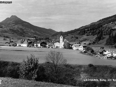 Datei-Vorschaubild - Bergbaumuseum_Spielberg Pfarrhof Schulhaus-Alt Schwaiger Kirchenwirt Kirche Schule Bäckerwirt_1930.jpg