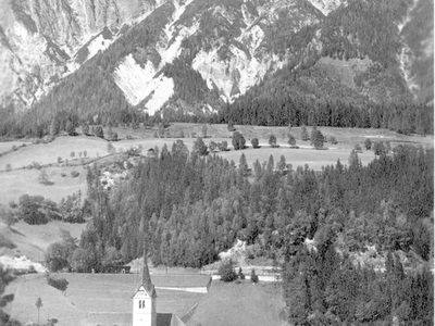 Datei-Vorschaubild - Schöllhorn_Kirchenwirt Hutter Kirche Schule-alt Pfarrhof Schule-neu Mitterhorn_1920.jpg