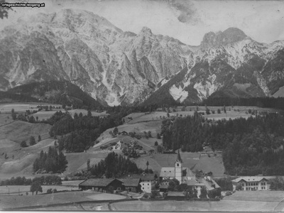 Datei-Vorschaubild - Bergbaumuseum_Kirchenwirt Hutter Kirche Schule-alt Pfarrhof Schule-neu Mitterhorn.2_1920.jpg