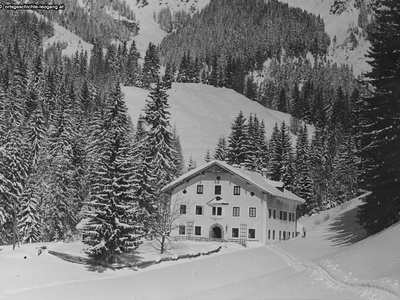 Datei-Vorschaubild - Bergbaumuseum_Badhaus Winter_1939.jpg