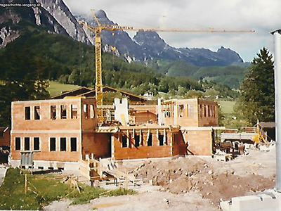 Datei-Vorschaubild - Bergbaumuseum_Gondelbahn-Talstation Bau_1990.jpg