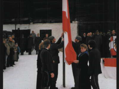Datei-Vorschaubild - Gemeindeamt_Fahnenhissen_1988.jpg