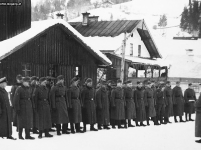 Datei-Vorschaubild - Lagger-Heimo_Befehlsausgabe Schulplatz_1941.jpg
