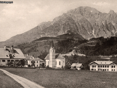 Datei-Vorschaubild - Bergbaumuseum_Pfarrhof Schule-alt Hutter Madreiter Kirche Zweites-Gleis_1916.jpg
