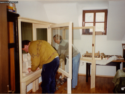 Datei-Vorschaubild - Bergbaumuseum_Vitrinenmontage_1992.jpg