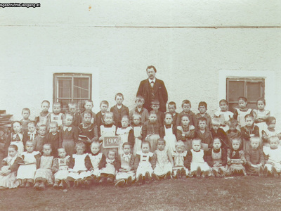 Datei-Vorschaubild - Schulchronik_Schulklasse_1909.jpg