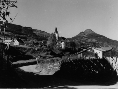 Datei-Vorschaubild - Bergbaumuseum_Ortseinfahrt Pfarrhof Schwaiger Kirche Schule Bäckerwirt Höck-Neubau_1960.jpg