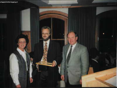 Datei-Vorschaubild - Gemeindeamt-Leogang_Gemeindevertreter Scheiber-Matthias Hammerschmied-Rathgeb-Helga_1996.jpg