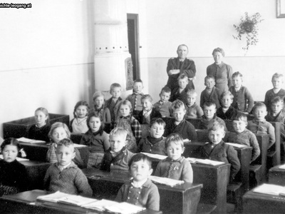 Datei-Vorschaubild - Scheiber-Anna_Zweite-Klasse Niggerl-Franz Oberlehrer Fuchs-Berta Lehrerin_1940.jpg