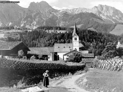 Datei-Vorschaubild - Jungbauer-Paul_Kirchenwirt Hutter Kirche Pfarrhof Mitterhorn_1930.jpg