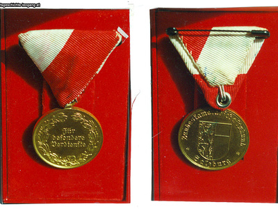 Datei-Vorschaubild - Höck-Leonhard_Landesehrenzeichen-Gold_1970.jpg
