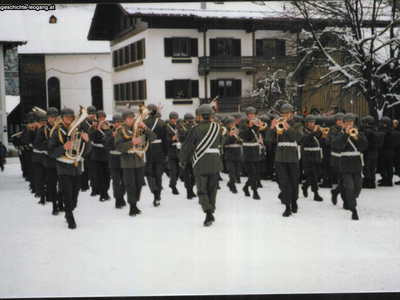 Datei-Vorschaubild - Gemeindeamt_Militärmusik Kirchplatz_1988.jpg
