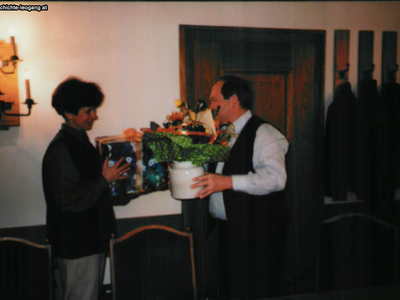 Datei-Vorschaubild - Gemeindeamt_Eberl-Gerti Scheiber-Matthias Blumen 50ter-Geburtstag_1998.jpg