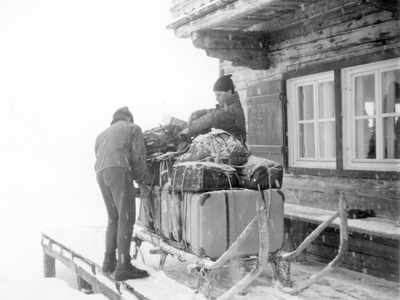 Datei-Vorschaubild - Seer-Herbert_Gepäcktransport Asitzhütte Seer-Helmut Seer-Herbert_1960.jpg