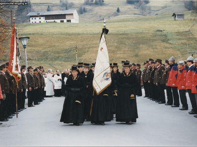 Datei-Vorschaubild - Katholische-Frauenschaft_Einzug.4_1986.jpg