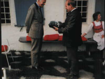 Datei-Vorschaubild - Gemeindeamt_Treichl-Heinrich Scheiber-Matthias Geschenkübergabe Treichlgut_1993.jpg