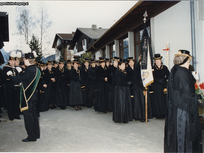 Datei-Vorschaubild - Katholische-Frauenschaft_Einzug.2_1986.jpg