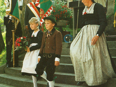 Datei-Vorschaubild - Höck-Leonhard_Trachtenkinder Mayrhofer-Elisabeth.1_1988.jpg