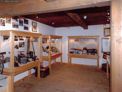 Datei-Vorschaubild - Bergbaumuseum_Werkzeug Mineralien_1999.jpg