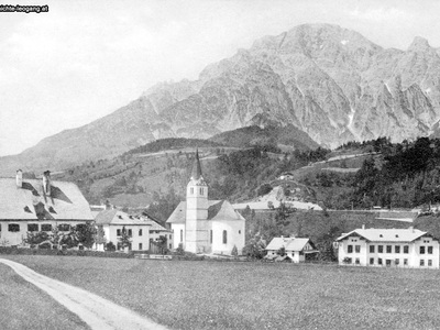 Datei-Vorschaubild - Wirthmiller_Dorf Pfarrhof Schule-alt Kirche Madreiter Schule_1920.jpg