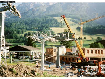 Datei-Vorschaubild - Bergbahn_Einfahrstützen Talstation_1991.jpg