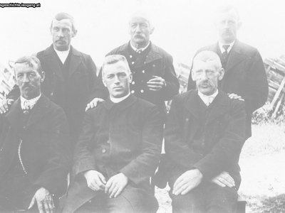 Datei-Vorschaubild - Gründungsmitglieder sitzend Gaßner-Johann Reiter-Johann Schreder-Josef stehend Brandstätter-Leonhard Stöckl-Ulrich Riedlsperger-Josef_1895.jpg