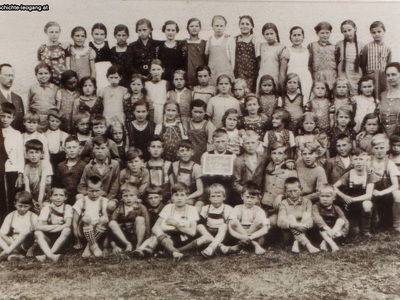Datei-Vorschaubild - Schulchronik_Schulkinder Steidl-Albert Fürberger-Maria Kruckenkreuzfahne_1937.jpg