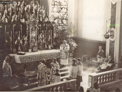 Datei-Vorschaubild - Katholische-Frauenschaft_Altarraum Färbige-Glasfenster_1956.jpg