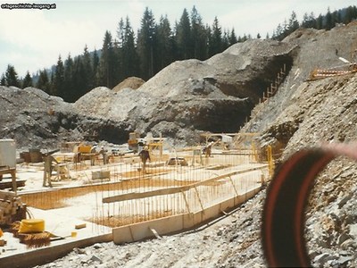 Datei-Vorschaubild - Bergbaumuseum_Gondelbahn-Mittelstation Bau Grundplatte_1990.jpg