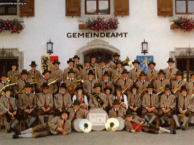 Datei-Vorschaubild - Musikkapelle_90-Jahr-Jubiläum Trachtenuniform Gemeindeamt_1980.jpg