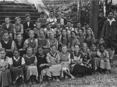 Datei-Vorschaubild - Schwaiger-Anna_Vierte-Klasse Steiner-Franz Baumann-Amalia Neumaier-Anna Gesinger-Ottilie Maier-Ottilie Hirnberger-Anna Schwaiger-Anna_1937.jpg
